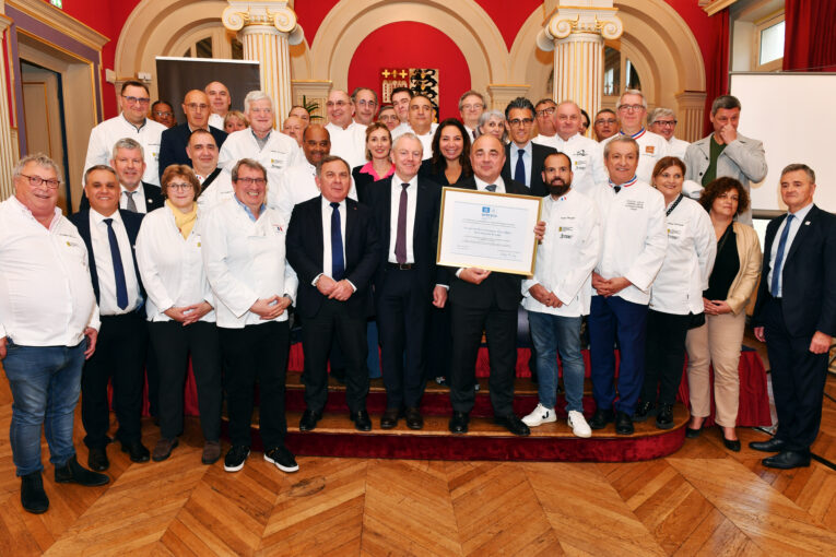 La remise du certificat de l’inscription des savoir-faire artisanaux et la culture de la baguette de pain au PCI de l’Unesco