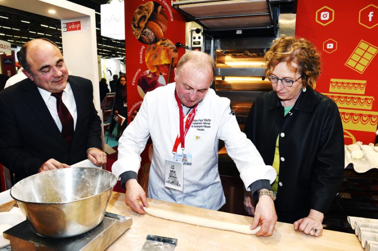 Muriel PENICAUD, Ministre du travail, sur le stand de la Confédération à Europain